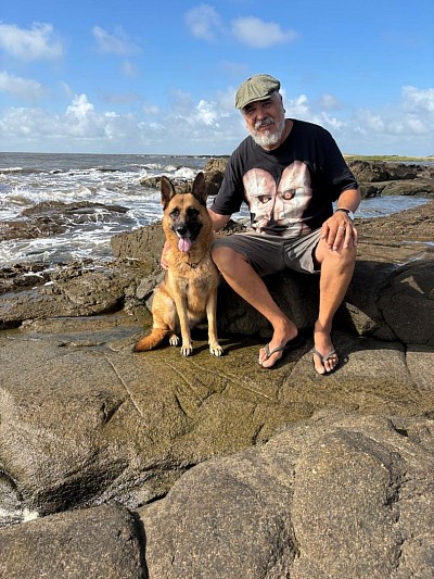 Paseador y ovejera alemana, en las rocas